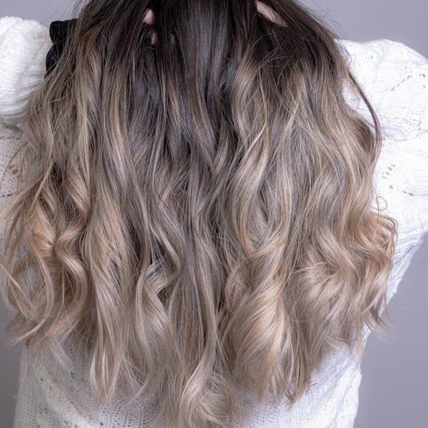 Stylizacja włosów — blond